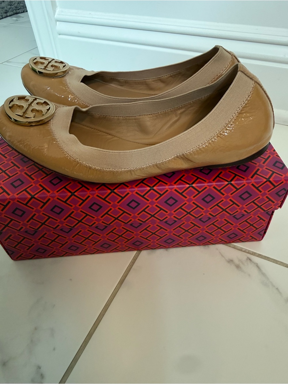 Tory Burch Nude Caroline Patent Leather Logo Ballet Flats - Picture 3 of 6